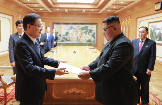 문재인 대통령의 특별 사절단 단장인 정의용 국가안보실장이 5일 북한 평양에서 김정은 북한 국방위원장을 만나 문 대통령의 친서를 전달하고 있다. 5인의 대북 특사단은 평양에 11시간 40분을 체류하며 남북정상회담 일정·남북관계 진전·비핵화 방안 협의를 마치고 오후 서울공항을 통해 귀환했다. 청와대 제공